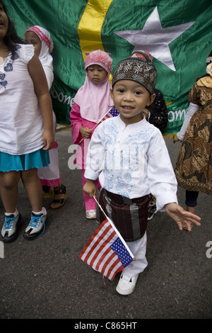 Musulmani parata americana. Madison Ave NYC. Indonesiano bambini americani. L' Indonesia ha la più grande popolazione musulmana nel mondo. Foto Stock