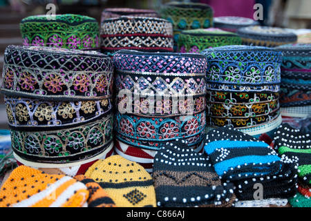 Tradizionale preghiera musulmana caps, takiyah o kufi, in vendita presso il Meena Bazar Market nella zona musulmana di Vecchia Delhi, India Foto Stock