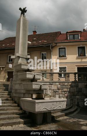 Fontana e la scala dell'architetto Joze Plecnik (1952-59) in Kranj, Slovenia. Foto Stock