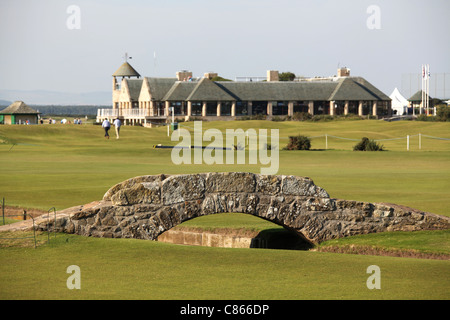 Città di St Andrews, Scozia. Ponte Swilcan su St Andrews golf con i collegamenti Clubhouse in background. Foto Stock