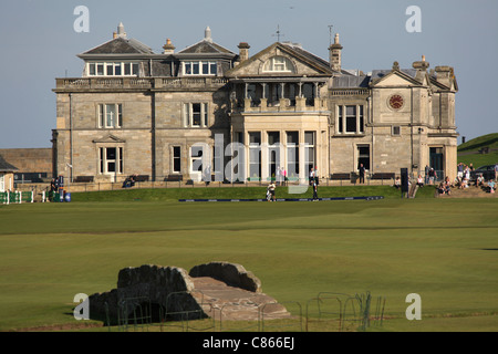 Città di St Andrews, Scozia. Il Royal and Ancient Golf Club di St Andrews con ponte Swilcan in primo piano. Foto Stock