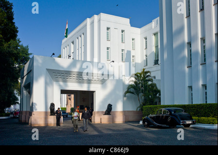 I turisti all'Imperial Hotel, con il suo lusso eleganza coloniale, New Delhi, India Foto Stock