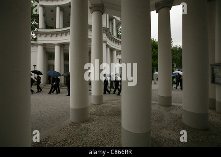 Cancello di ingresso alla Zale cimitero centrale dall'architetto Joze Plecnik (1940) a Ljubljana, Slovenia. Foto Stock