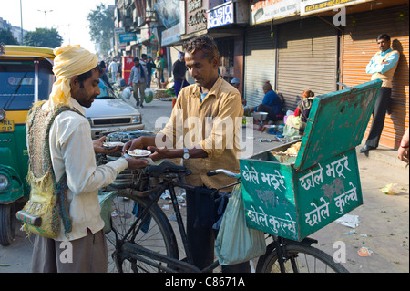 La Vecchia Delhi, Daryagang mercato di frutta e verdura con curry venduto da una bicicletta in stallo, India Foto Stock