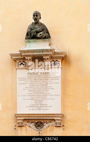 Una statua di Fra (Fratello) Paolo Sarpi (14 agosto 1552 - 15 gennaio 1623) era un patriota veneziano, studioso e scienziato. Foto Stock