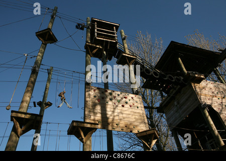 Antenna di estrema corde alte corsi avventura al Lago Willen a Milton Keynes, Inghilterra, Regno Unito. Foto Stock