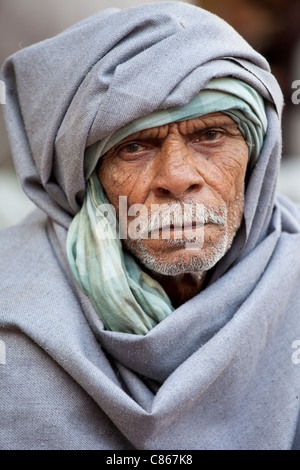 Indiano indù uomo nella Vecchia Delhi al mercato Daryagang, India Foto Stock