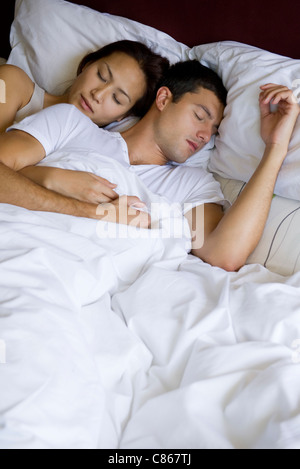 Giovane dormire insieme nel letto Foto Stock
