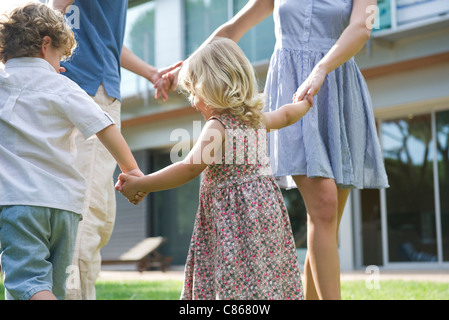 Famiglia la riproduzione ad anello attorno al Rosy all'aperto Foto Stock