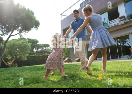 Famiglia la riproduzione ad anello attorno al Rosy all'aperto Foto Stock