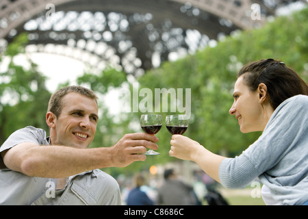 Accoppiare il tintinnio dei bicchieri da vino all'aperto Foto Stock