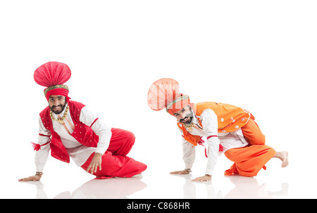 Gli uomini di religione sikh dancing Foto Stock