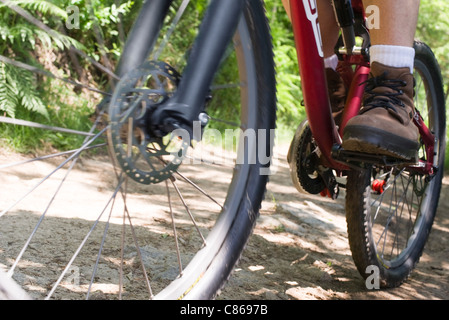 Uomo Bicicletta Equitazione su strada sterrata, sezione bassa Foto Stock