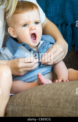 Baby sbadigli come madre di sposa di lui Foto Stock