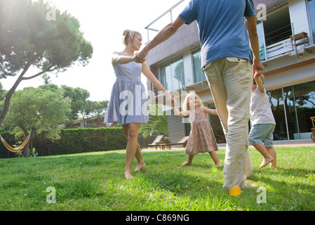 Famiglia la riproduzione ad anello attorno al Rosy all'aperto Foto Stock