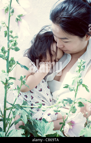 Azienda madre bambina bambina appoggiato la testa sulla madre di spallamento Foto Stock