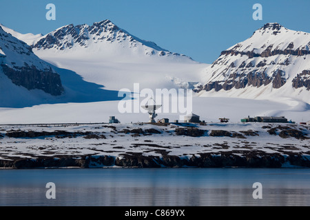 La NASA carrello parcheggiato presso lo spazio ricerca geodetica facilità di mappatura norvegese competente, Ny Alesund, Svalbard. Foto Stock