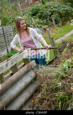 Giovani femmine giardiniere lavora nel riparto Urbano garden Foto Stock