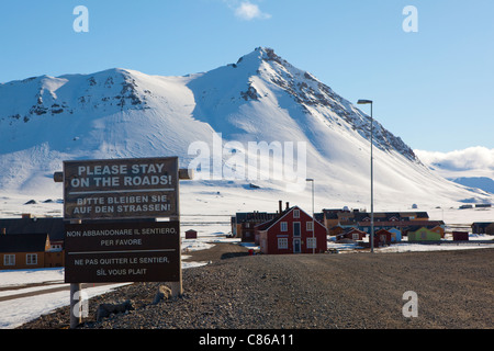 Segnale di avvertimento per i turisti e visitatori alla ricerca scientifica internazionale base di Ny Alesund, Svalbard. Foto Stock