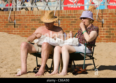 Turisti britannici godendo il sole sul Camber Sands in East Sussex Regno Unito Foto Stock