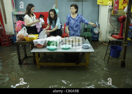 Cucina di strada , Tarad Noi mercati inondati con acque alluvionali , festival vegetariano Bangkok Chinatown , della Thailandia Foto Stock