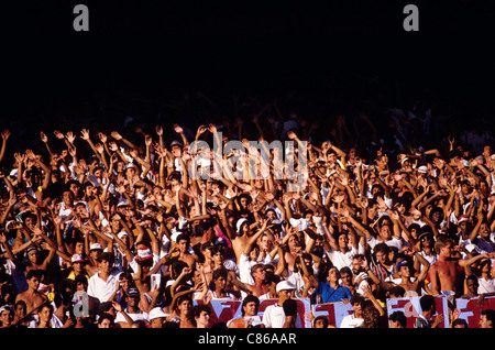 Rio de Janeiro, Brasile. Folla di tifosi sventolando in un match; Maracana football Stadium. Onda messicano? Foto Stock