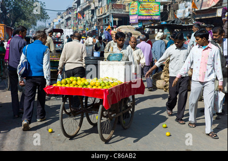 Arance venduti da un carrello a Khari Baoli nella Vecchia Delhi, India Foto Stock