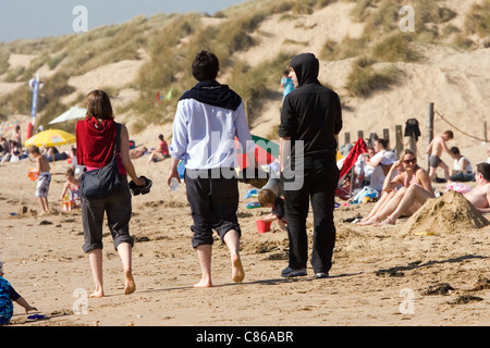 Turisti britannici godendo il sole sul Camber Sands in East Sussex Regno Unito Foto Stock