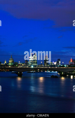 Guardando attraverso Waterloo Bridge al crepuscolo e alla Cattedrale di St Paul e la City of London, Londra, Regno Unito Foto Stock