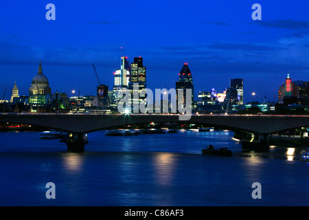 Guardando attraverso Waterloo Bridge al crepuscolo e alla Cattedrale di St Paul e la City of London, Londra, Regno Unito Foto Stock