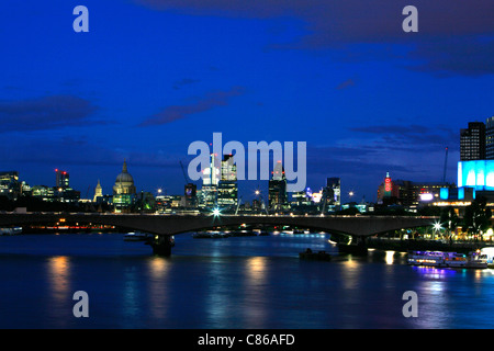 Guardando attraverso Waterloo Bridge al crepuscolo e alla Cattedrale di St Paul, la città di Londra e alla South Bank di Londra, Regno Unito Foto Stock