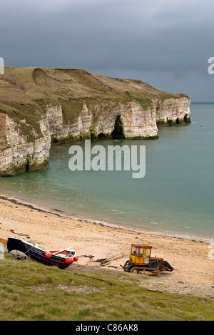 Barche da pesca spiaggiata, Flamborough Nord sbarco, East Yorkshire Foto Stock