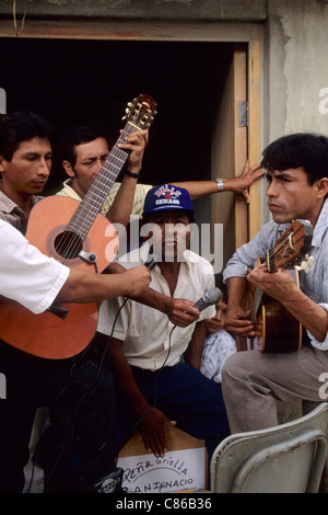 San Ignacio, Perù. Gruppo di musicisti con chitarre e microfoni. Foto Stock