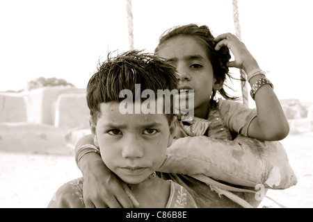 I bambini che vivono nel deserto del Thar, India vicino al confine pakistano Foto Stock