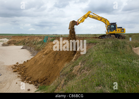 Komatsu PC 290 LC cingolato escavatore 360 al lavoro su un erosione costiera progetto in Norfolk,UK . Foto Stock