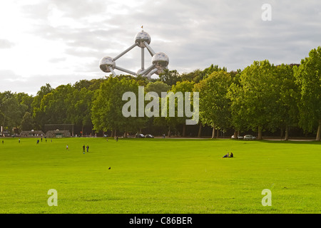 A Bruxelles (Belgio) parco accanto al famoso Atomium Foto Stock