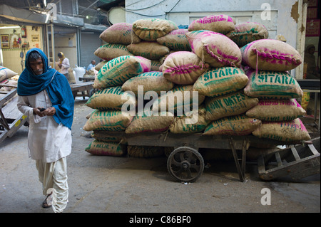 Sacchi di date a Khari Baoli spezie e cibi essiccati Mercato nella Vecchia Delhi, India Foto Stock