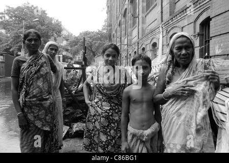 Una famiglia di senzatetto per le strade di Kolkata (Calcutta), India Foto Stock