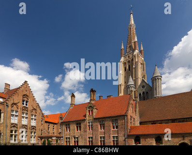 Il Memlingmuseum e la chiesa di Nostra Signora a Bruges, Belgio Foto Stock