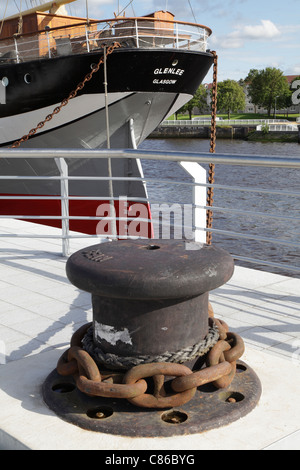 La Tall Ship Glenlee ormentava sul fiume Clyde incatenato a un cabestano sulla passerella a Glasgow, Scozia, Regno Unito Foto Stock