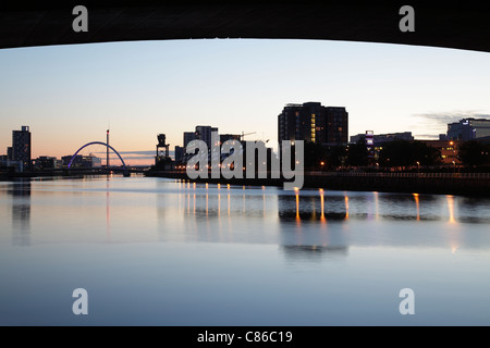 Tramonto a Glasgow, vista verso ovest sotto il Kingston Bridge lungo il fiume Clyde verso il Clyde Arc Bridge, Scozia, Regno Unito Foto Stock