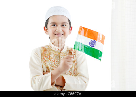 Ragazzo musulmano tenendo la bandiera indiana Foto Stock