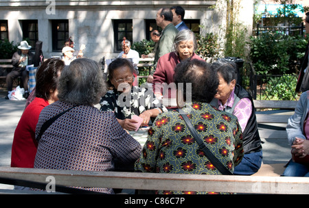 Le donne cinesi carte da gioco nel parco in Chinatown Foto Stock