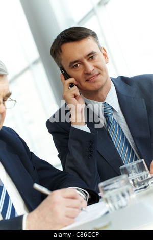 Un giovane imprenditore parlando al telefono Foto Stock