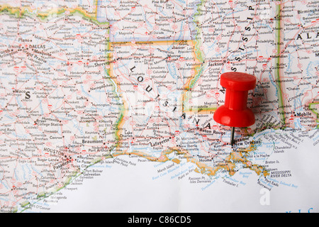 Pin di colore rosso sulla mappa di Stati Uniti d'America rivolti a New Orleans, Louisiana Foto Stock