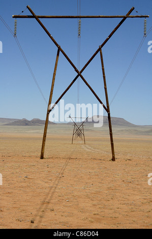 Tralicci di energia elettrica attraversare il Deserto Namibiano vicino Aus, Namibia Foto Stock