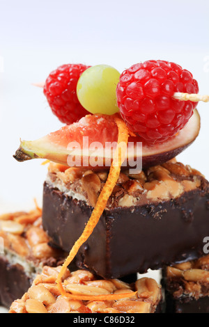 Fetta di arachidi cookies guarnita con frutta fresca Foto Stock