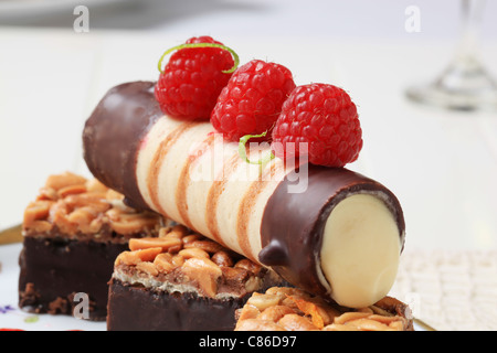 Cioccolato wafer anabbaglianti cookie e ripiene di crema tubo di pasticceria Foto Stock