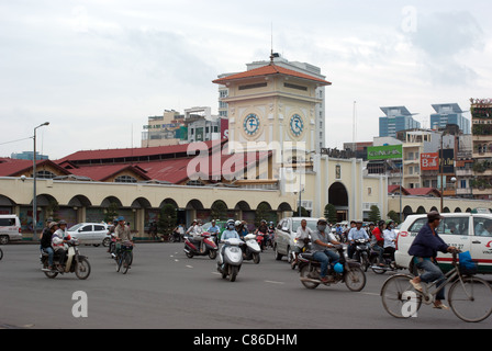 Occupato rotonda vicino il mercato Ben Thanh, Ho Chi Minh City, Vietnam Foto Stock