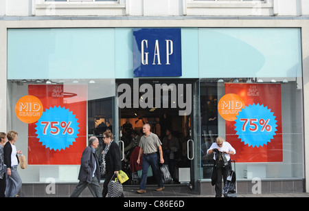 Gap fashion store Brighton Regno Unito con le persone nella fotografia a piedi passato Foto Stock